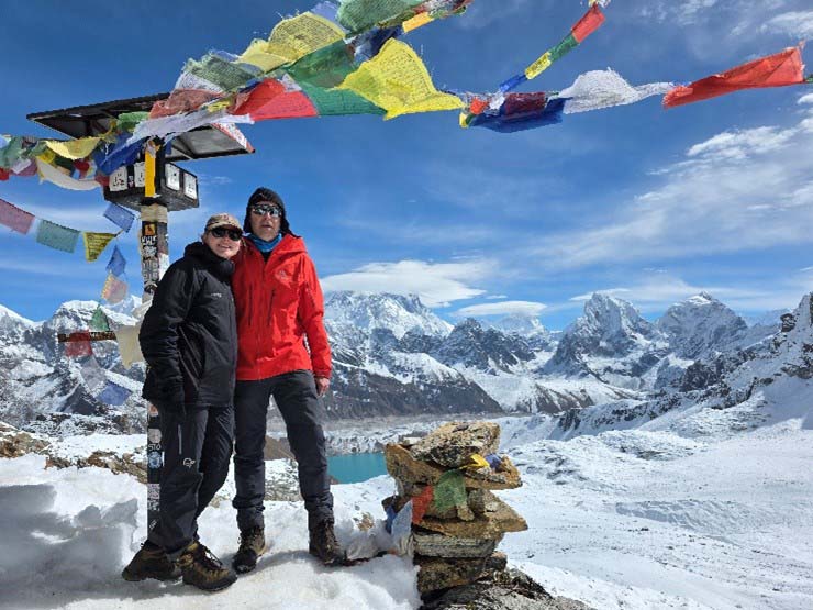 Iselin R. Lund and Dag Lund at Renjo La Pass with Mount Everest, Lhotse, and Nuptse in the background.